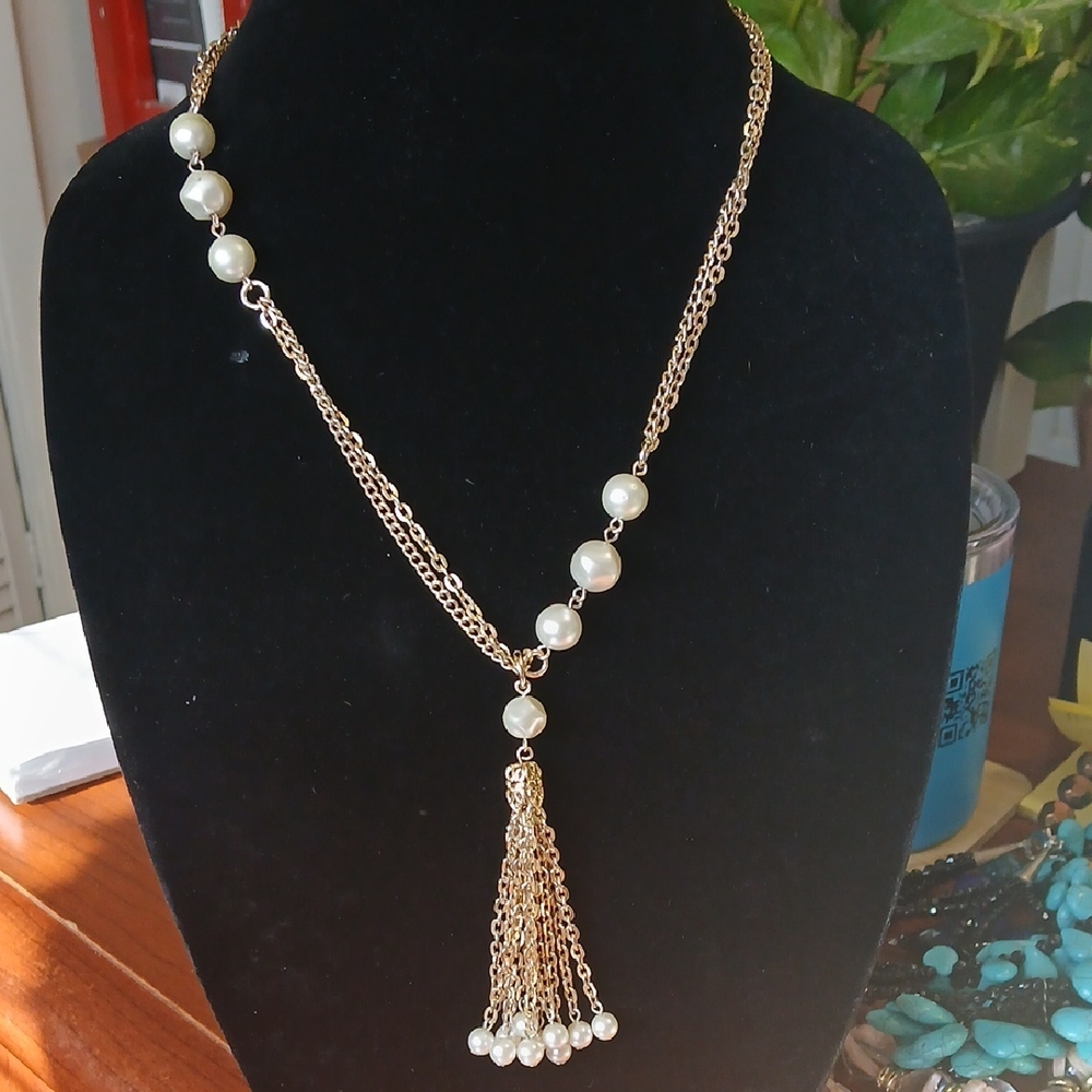 Elegant Gold and Pearl Necklace